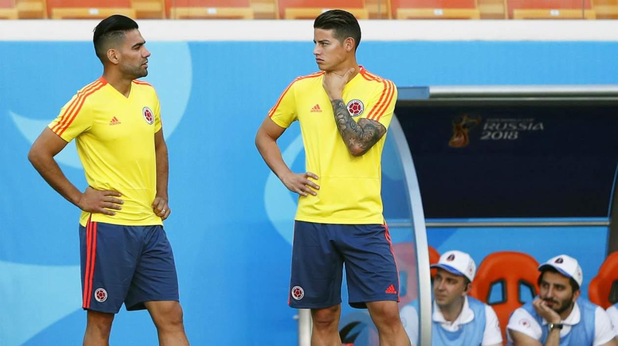 El capitán Falcao García dialoga con James Rodríguez. 