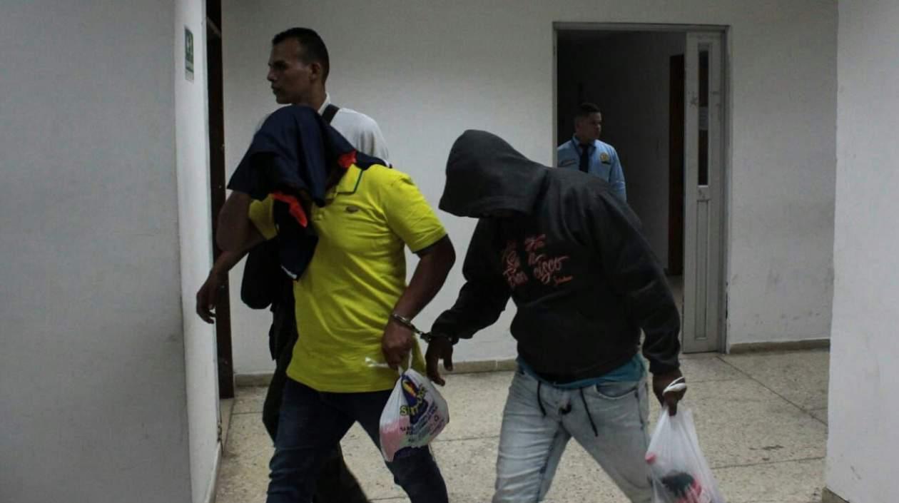 Dos de los 15 policías capturados.