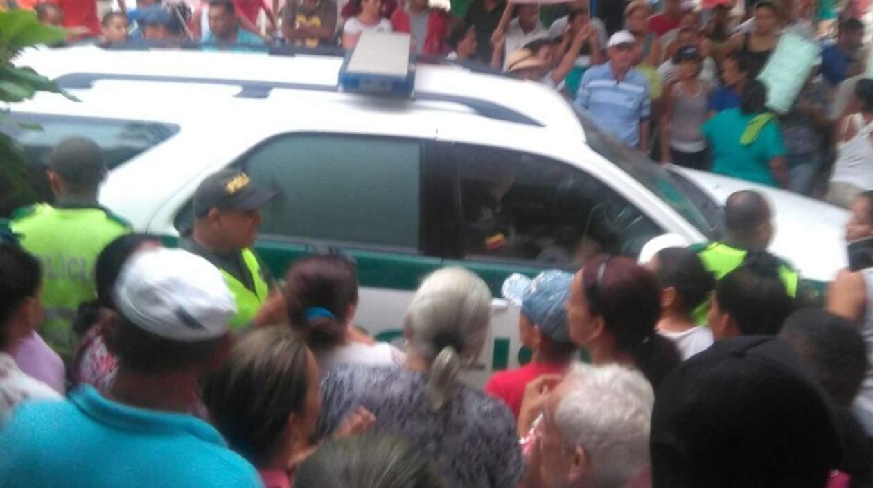Una multitud se aglomeró a las afueras del juzgado de Campo de la Cruz.