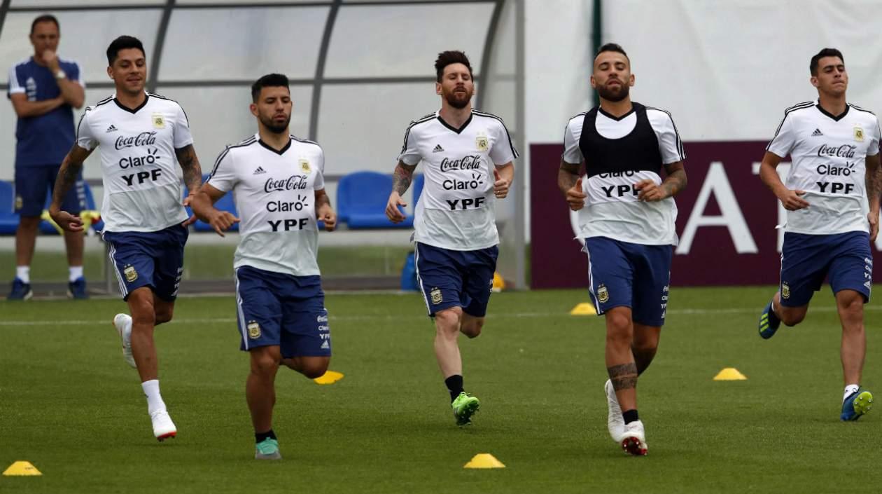  Los jugadores de Argentina Enzo Perez (i), Sergio Agüero (2i), Leo Messi (c), Nicolás Otamendi (d), y Cristian Pavón (d) participan en un entrenamiento 