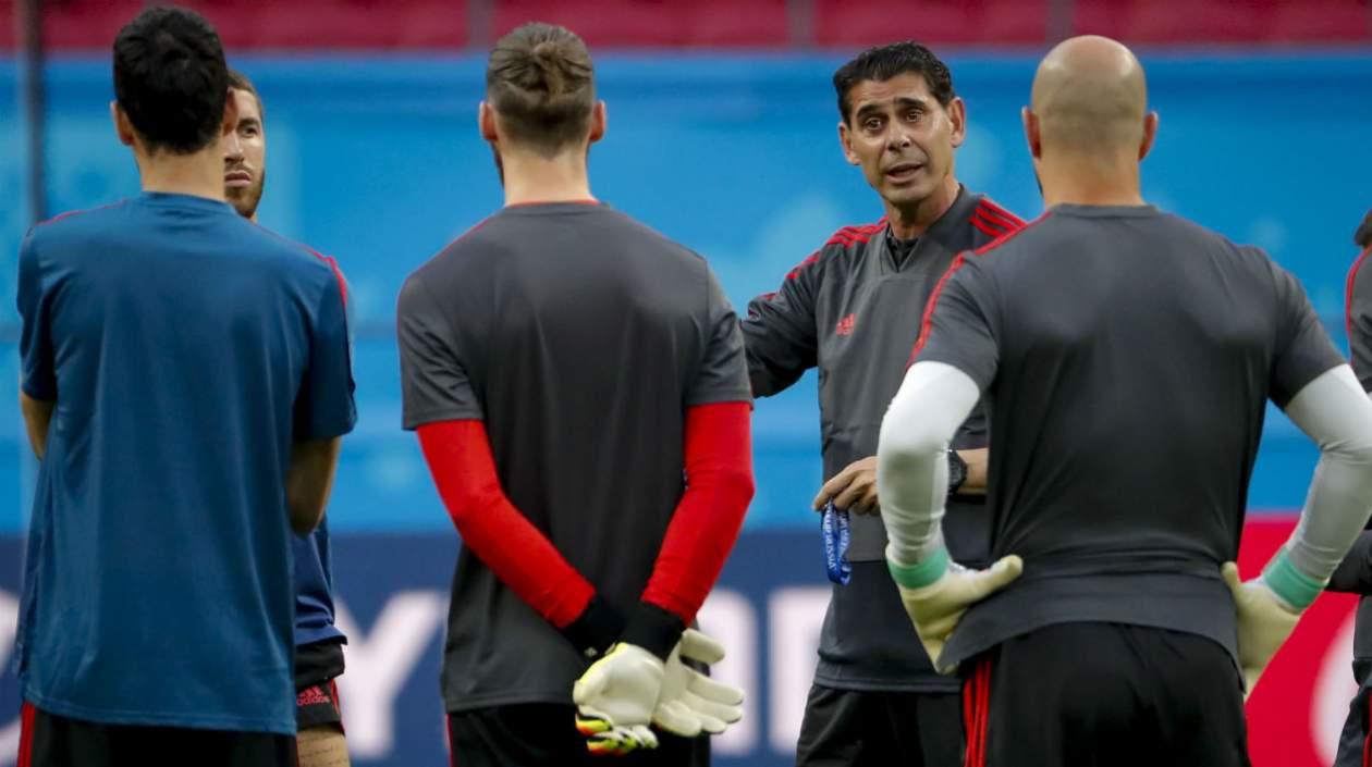 Fernando Hierro habla con los jugadores de España. 