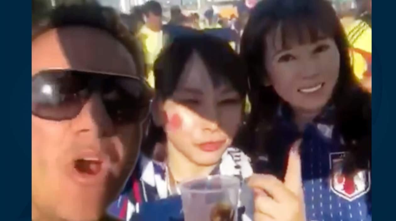 Momento del vergonzoso acto del hincha colombiano. 