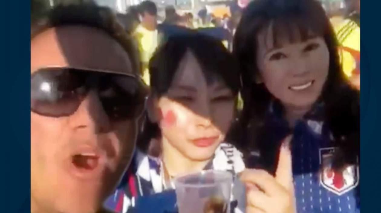 Guillermo Cárdenas junto a las dos hinchas japonesas. 