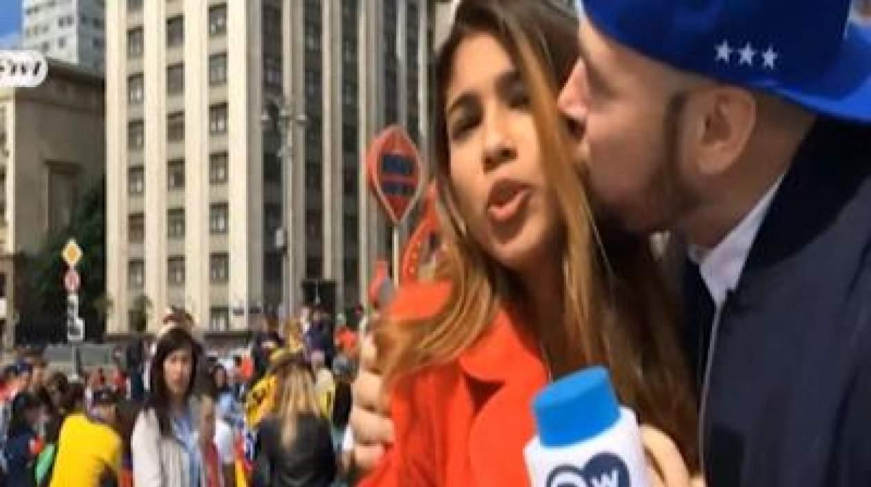  Julieth González en el momento que es manoseada por un ciudadano ruso. 