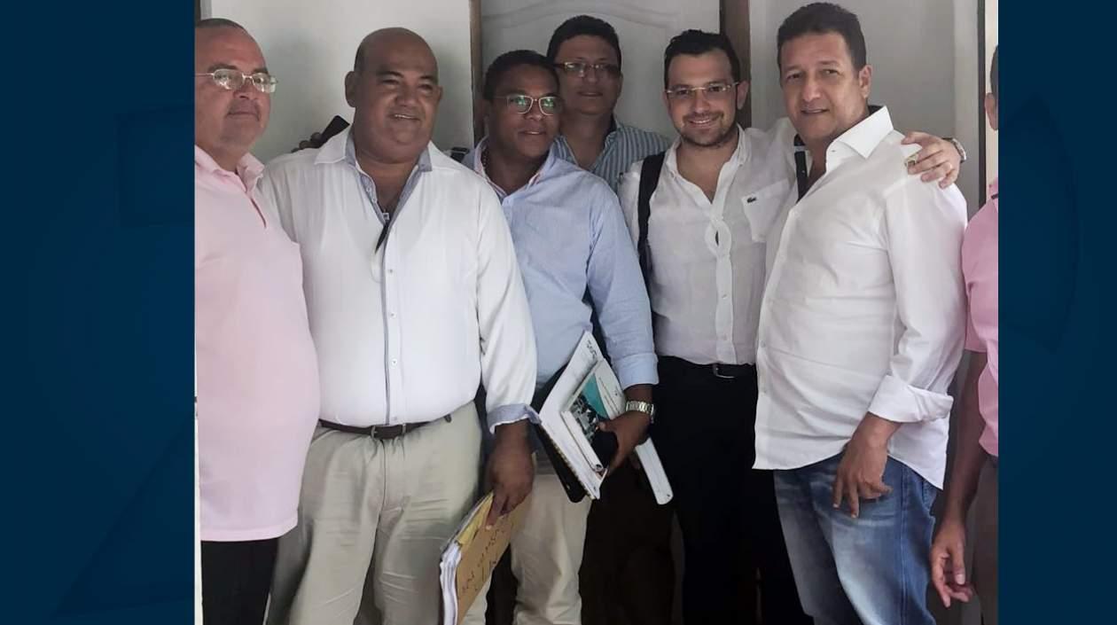 El exalcalde (en la punta del lado derecho) tras quedar en libertad.