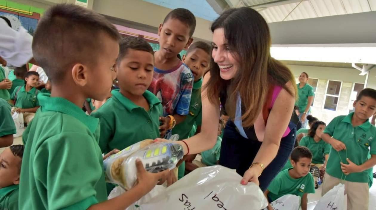 La primera dama, Katia Nule en la entrega de las dotaciones.