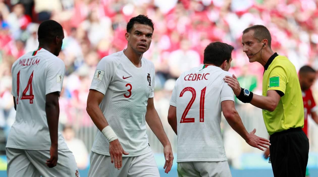 Mark Geiger hablando con jugadores portugueses, entre ellos Pepe. 