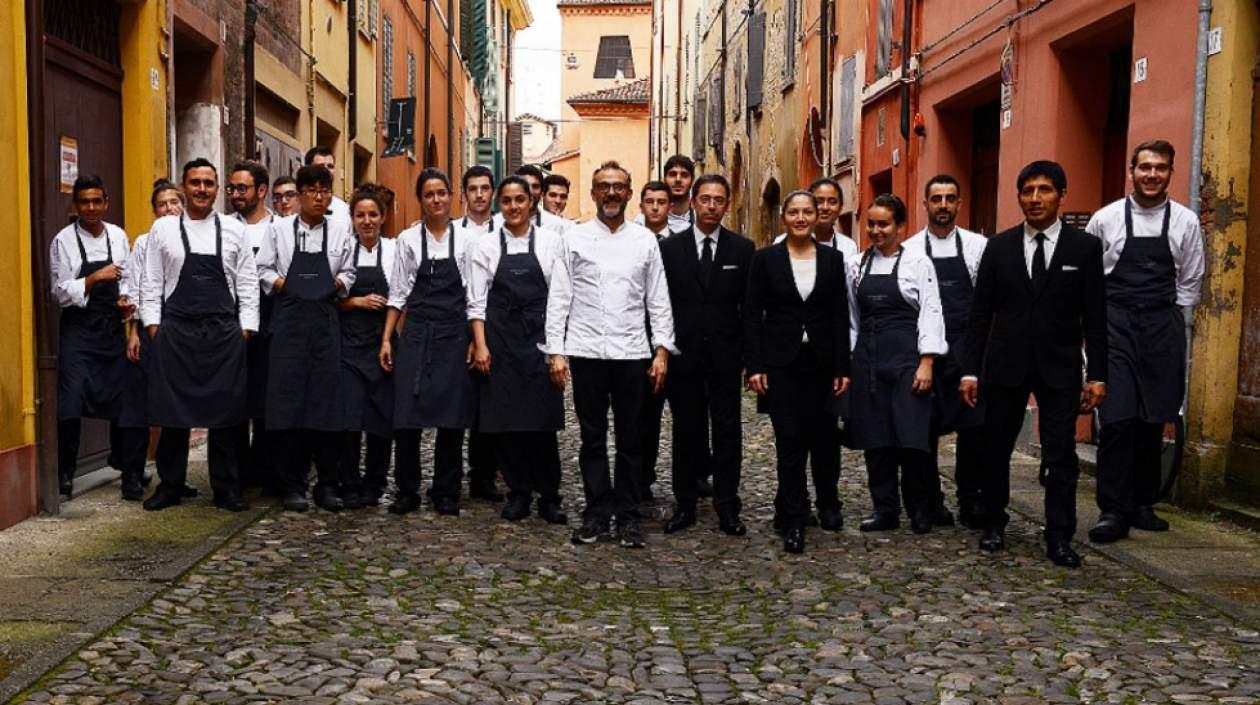 El cocinero Massimo Bottura y su grupo de trabajo en la Osteria Franciscana.