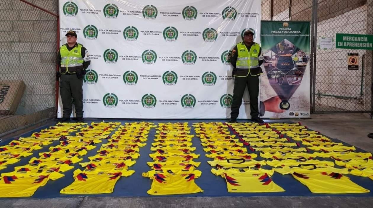 Camisas de contrabando decomisadas por la Policía.