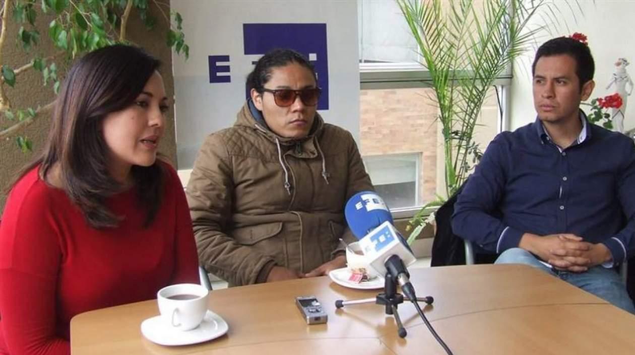 Yadira Aguagallo (i), pareja de Paúl Rivas; Alejandro Ortega (c), hermano de Javier Ortega; y Cristian Segarra (d), hijo de Efraín Segarra.