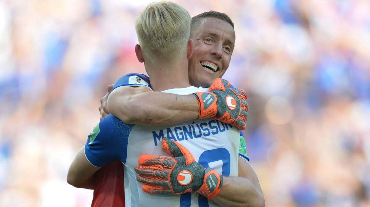 Hannes Halldorsson y Hordur Magnusson se abrazan tras el partido contra Argentina. 