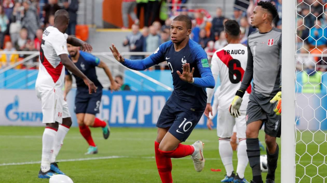 Kylian Mbappé celebra su gol ante Perú. 