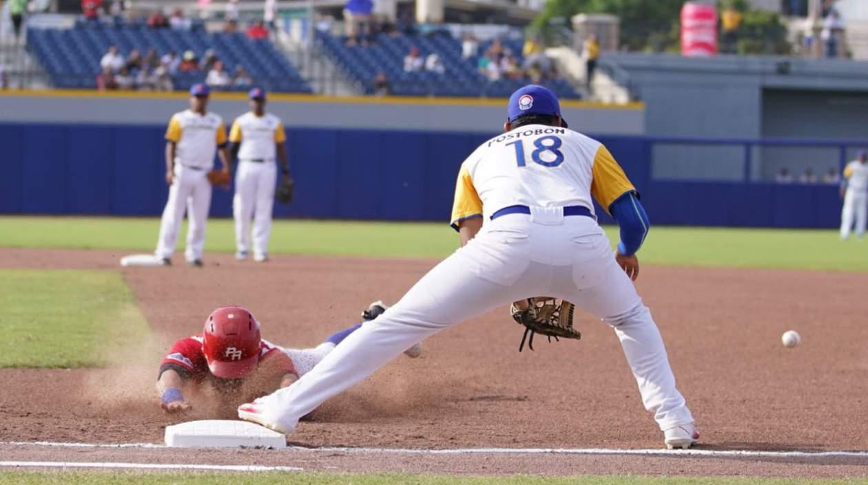 Acción de juego de la selección Colombia de béisbol. 