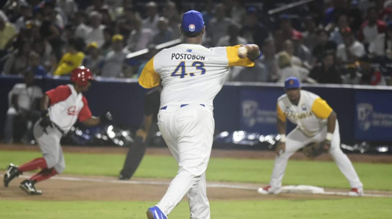Randy Consuegra hace un lanzamiento a la primera base tratando de poner out al corredor cubano. 