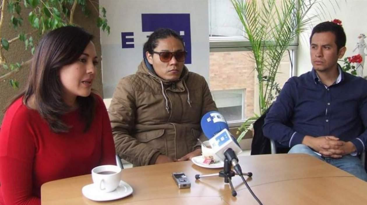  Yadira Aguagallo (i), pareja de Paúl Rivas; Alejandro Ortega (c), hermano de Javier Ortega; y Cristian Segarra (d), hijo de Efraín Segarra.