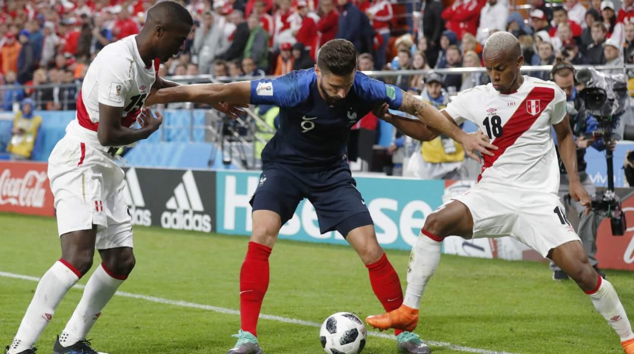 Oliver Giroud ante la marca de dos defensores peruanos. 