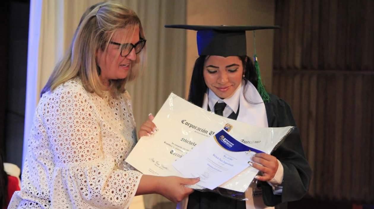 Bibiana Rincón, Secretaria de Educación entrega el título a joven beneficiaria de Universidad al Barrio.