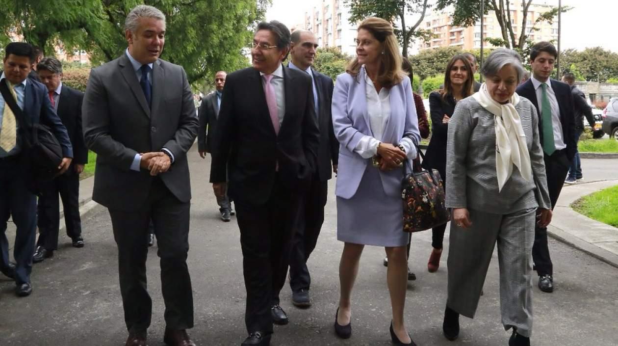 El presidente elector Iván Duque y el Fiscal Martínez, los acompaña la Vicepresidenta Ramírez y la Vicefiscal Riveros.
