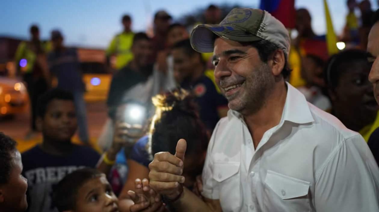 El alcalde Alejandro Char en la entrega de 2 kilómetros de vía en Los Olivos I.