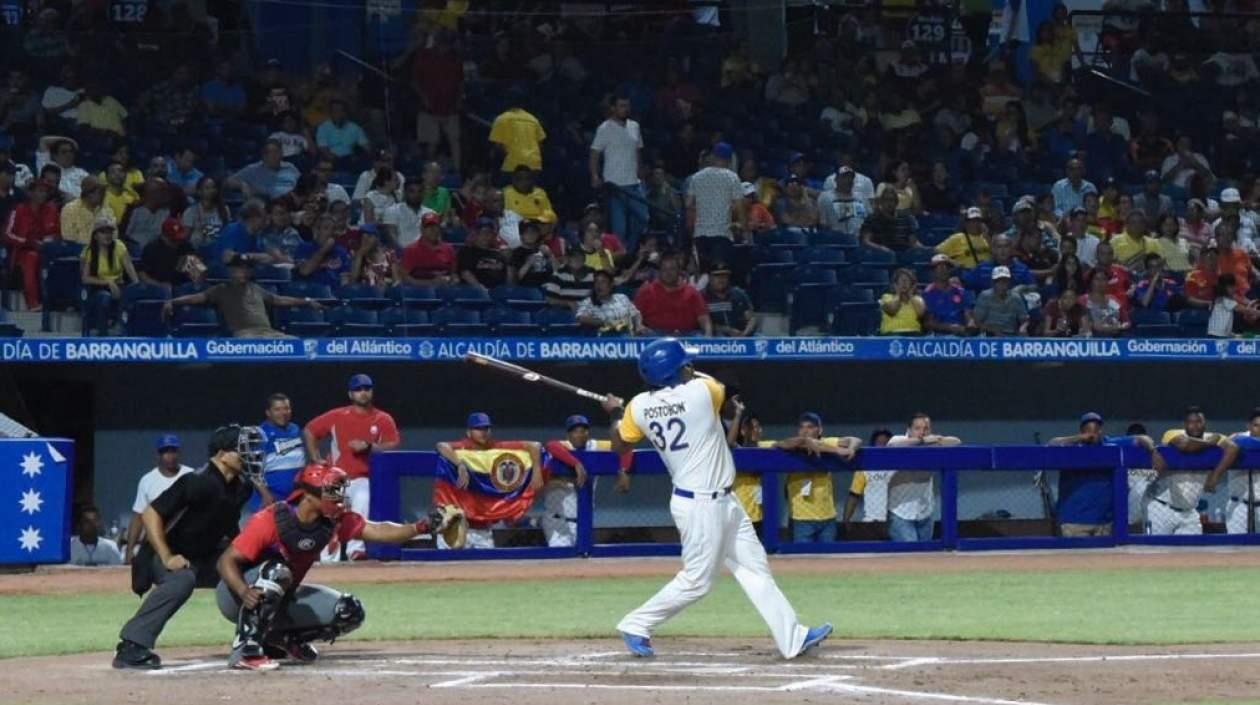 Jesús Posso conecta el cuadrangular del empate para Colombia. 