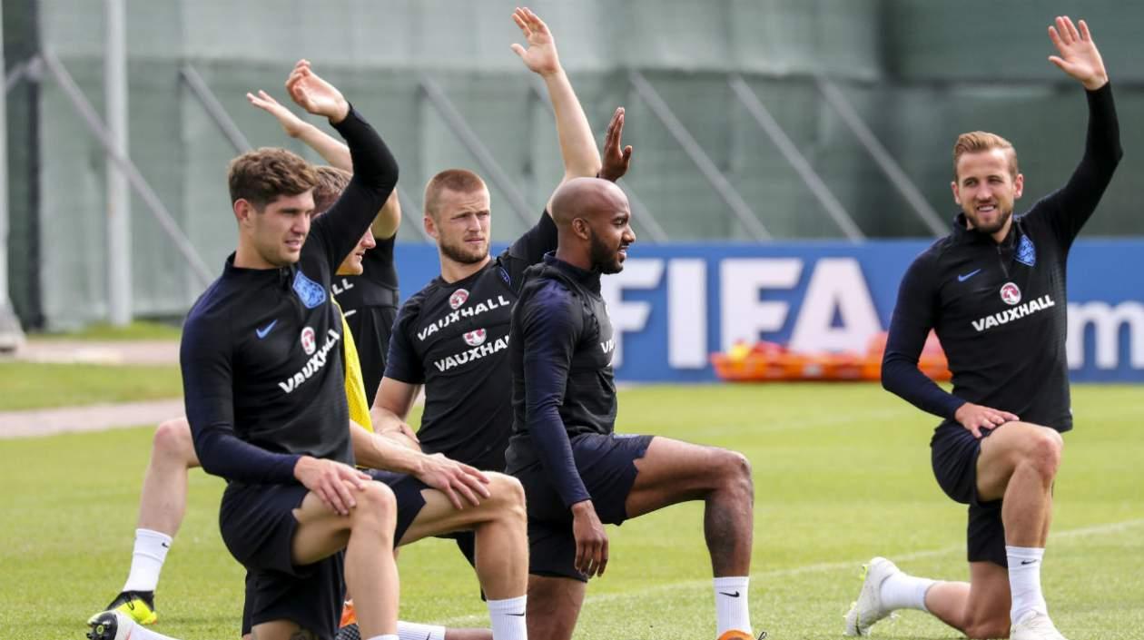 Harry Kane entrena con el resto de sus compañeros. 