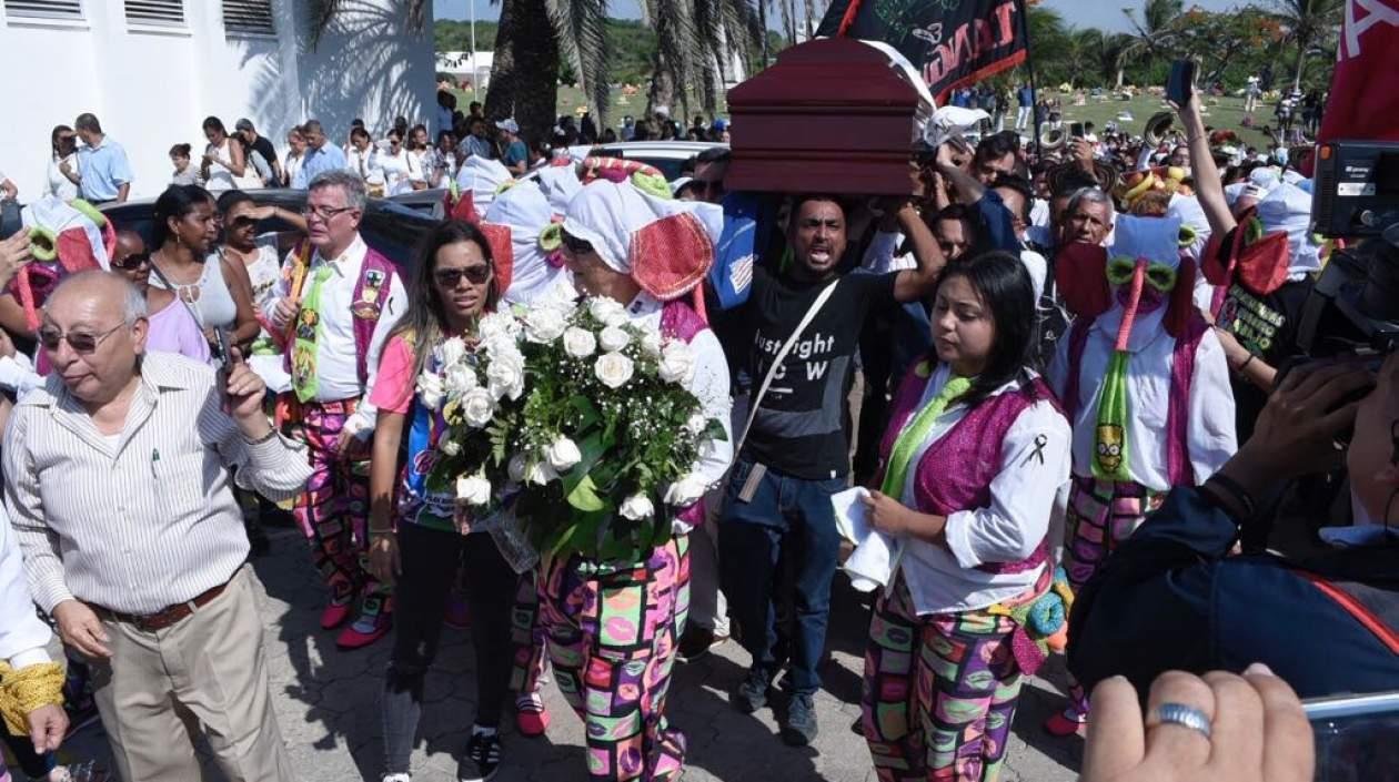 Con música fue acompañado el ataúd de César Morales 'Paraguita'.