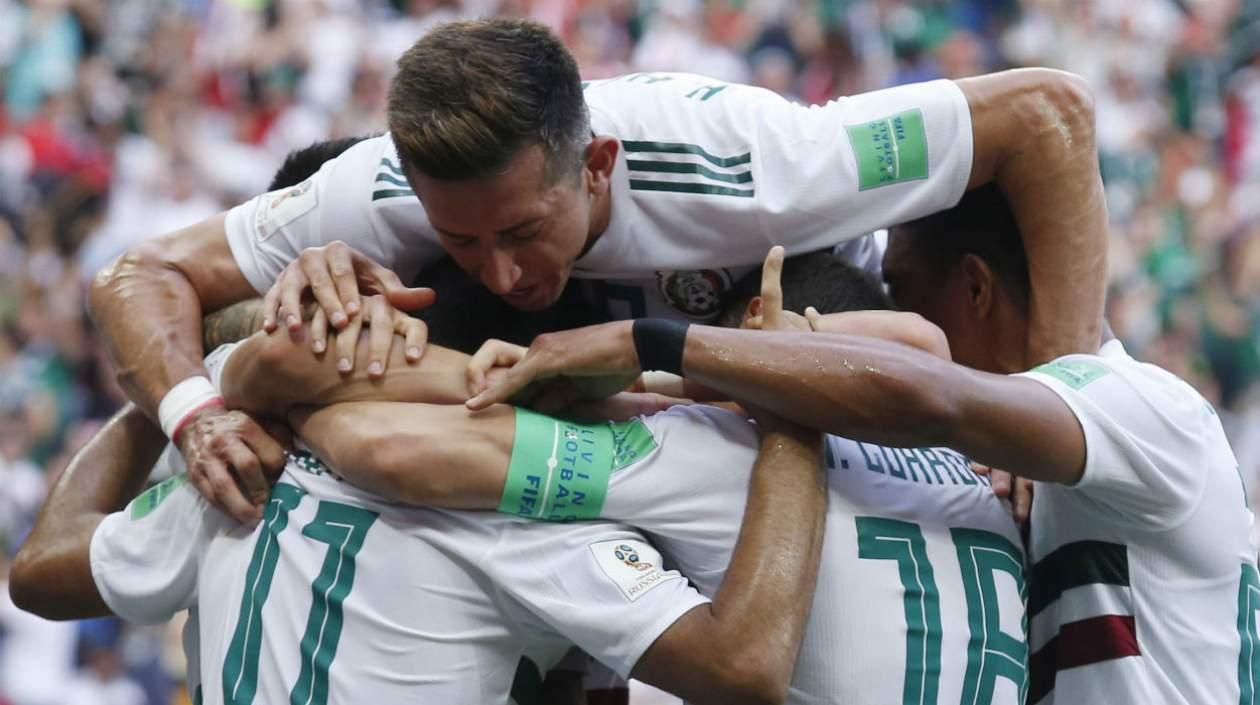 Los jugadores de México celebran tras la anotación. 