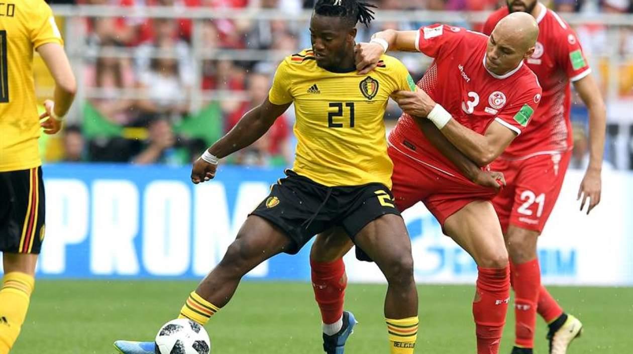 Yohan Benalouane de Túnez y Michy Batshuayi de Bélgica, en una de las acciones del partido ganado por los belgas 5-2.
