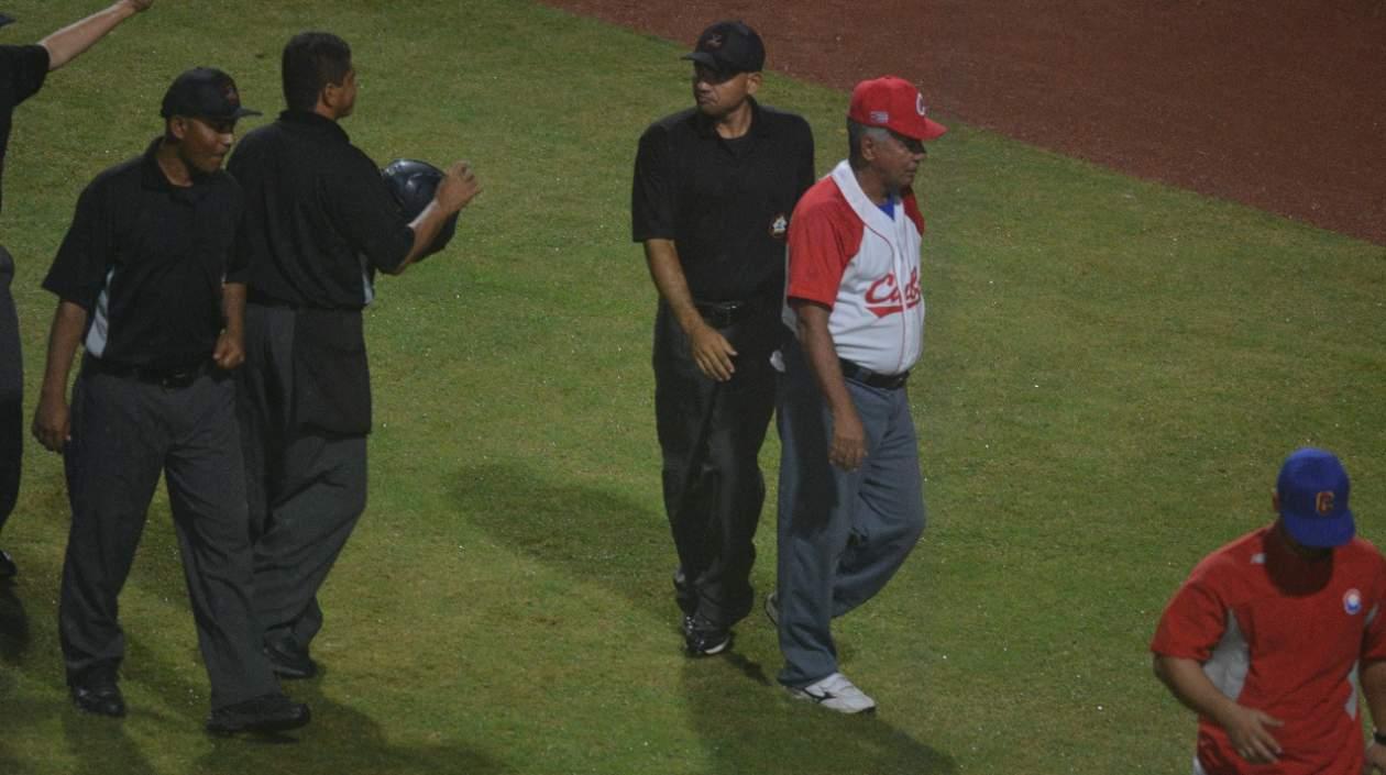 Momento en que los umpires dan el juego oficial y decretan triunfo de Colombia. 