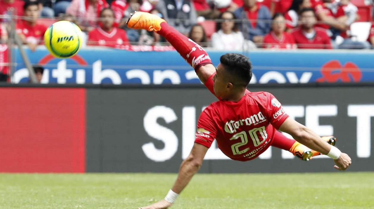 Fernando Uribe anota de chilena. 