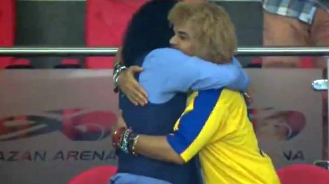 Cámaras captaron el abrazo entre René Higuita y Carlos Valderrama.