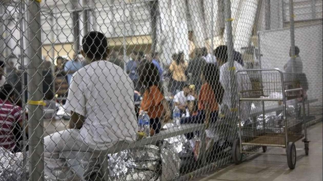 Niños inmigrantes en centro de detención. 