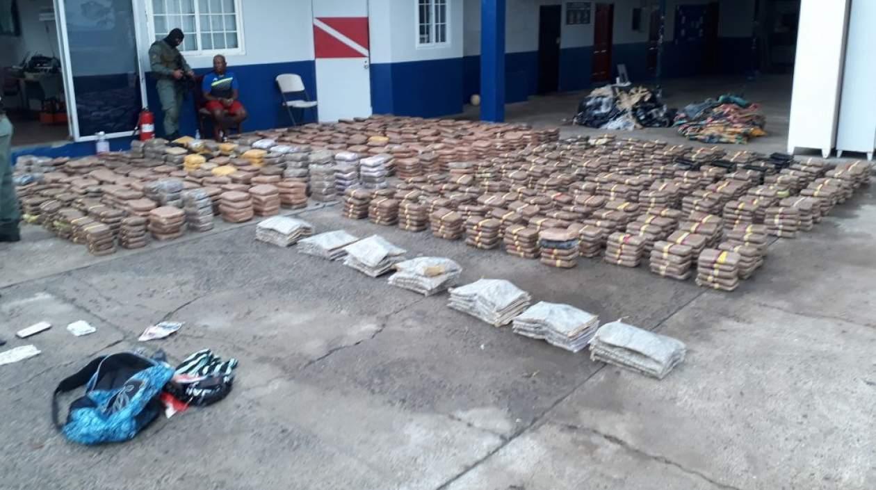 Las autoridades panameñas muestran la droga incautada.