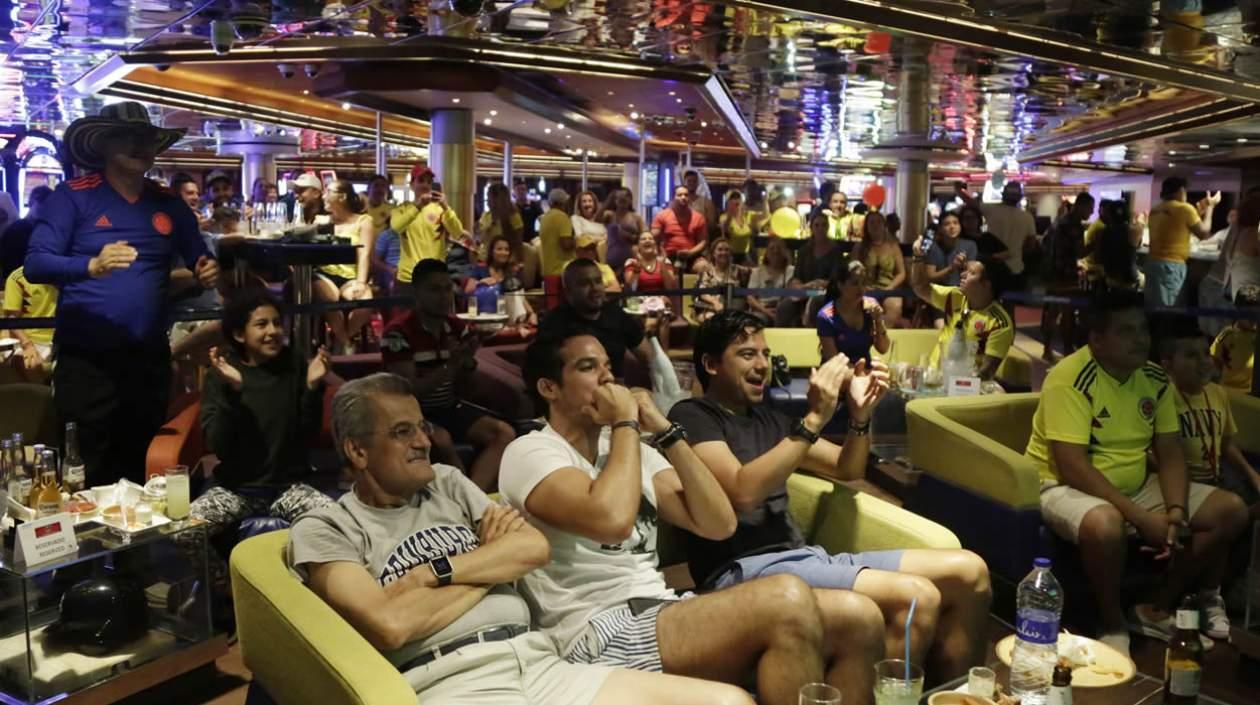 Seguidores de la selección colombiana de fútbol observan el triunfo 3-0 sobre la selección de Polonia