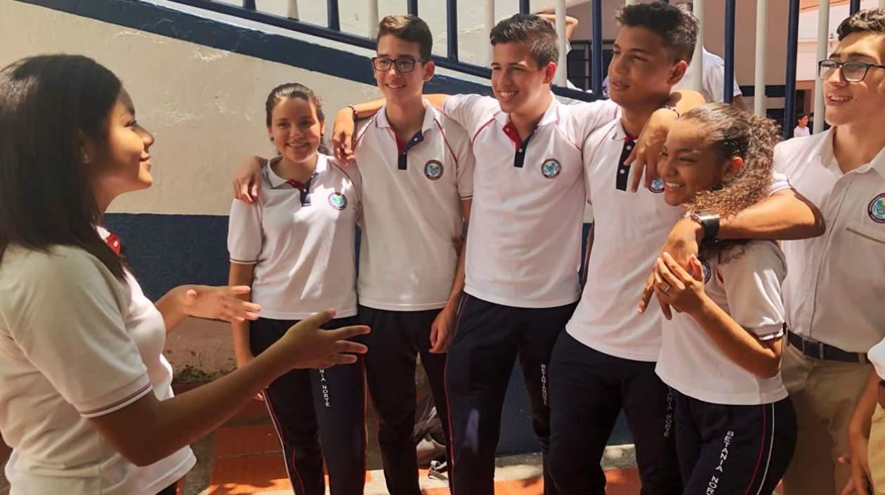 Ana Gabriela Padilla, con compañeros de la IED Betania.