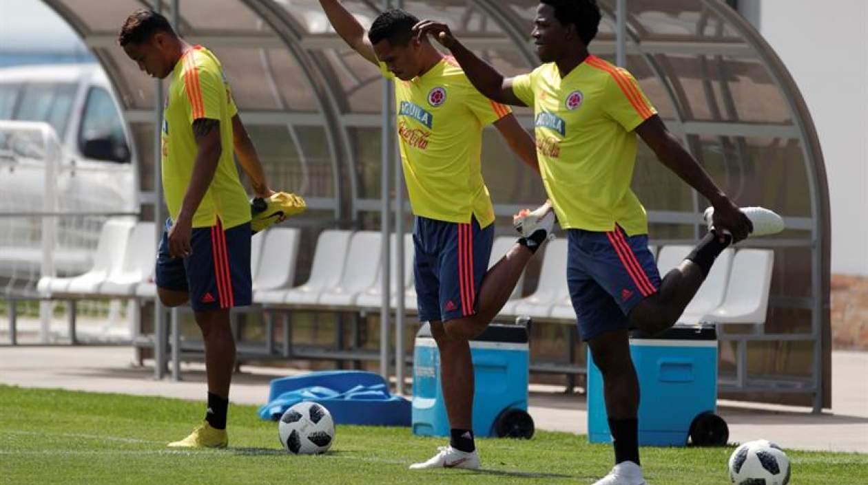 Luis Muriel, Carlos Bacca y Carlos Sánchez (de izq. a dch), durante el entrenamiento en el Sviyaga Stadium de Kazán. 