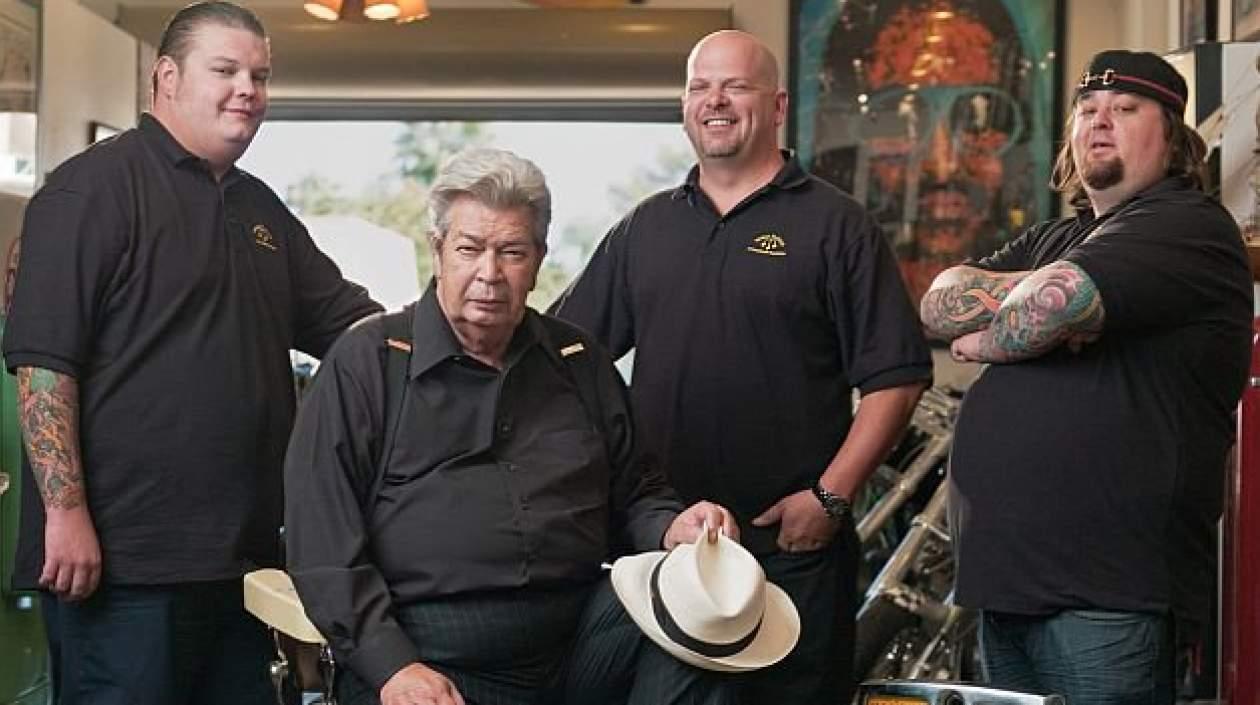 Richard Harrison (sentado) junto a  su hijo Rick, su nieto y Chumlee del equipo de la tienda.