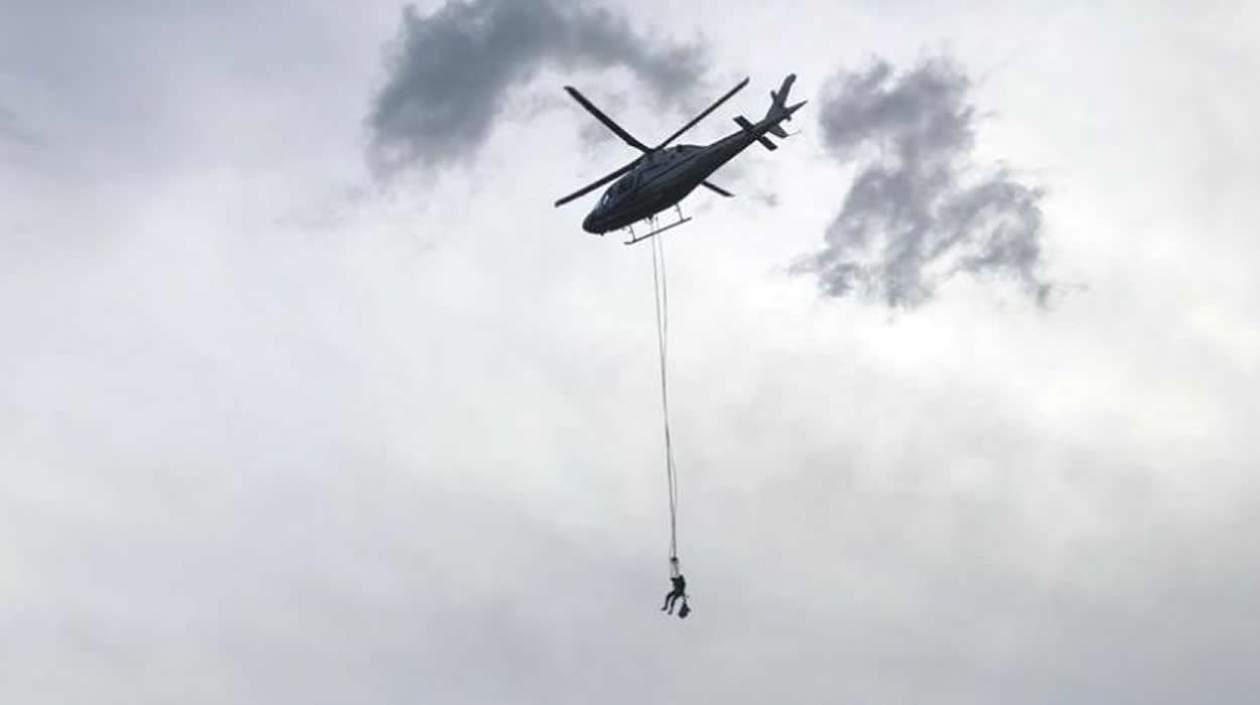 Un helicóptero lleva alimentos a los atrapados en el teleférico en Medellín.
