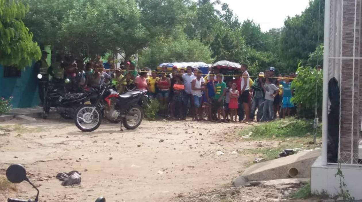 Vecinos observan las labores de las autoridades en Aracataca.
