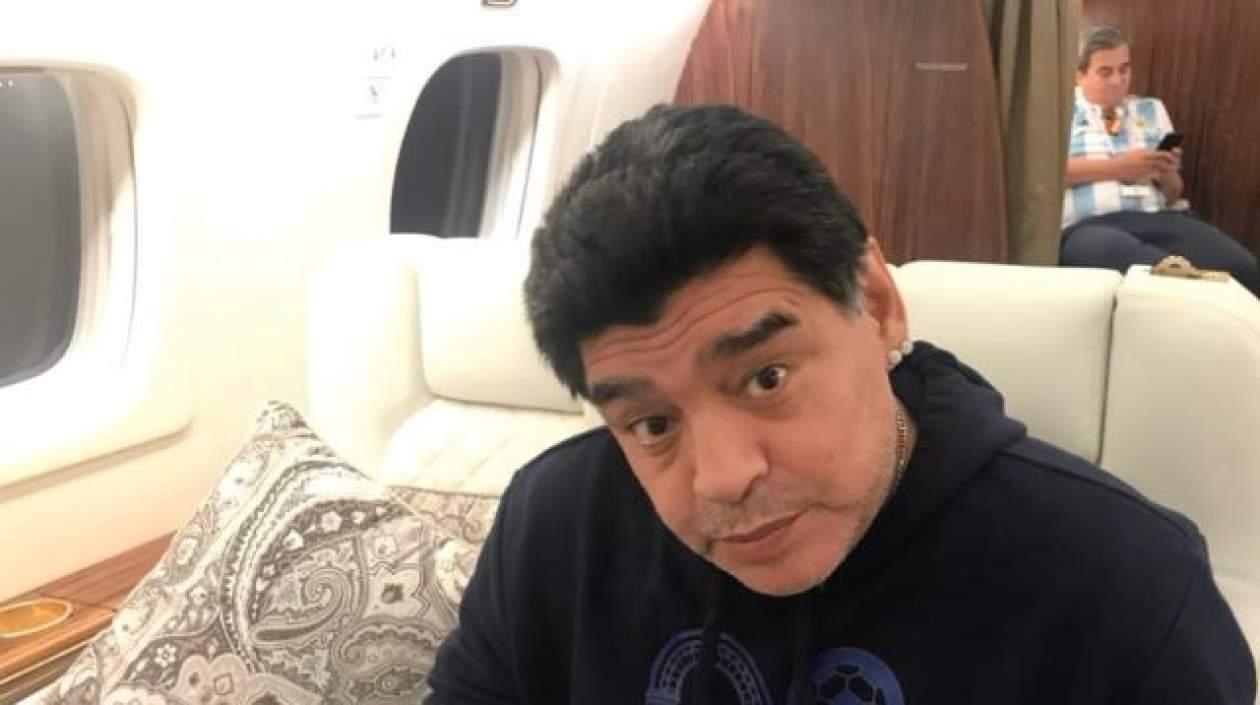 Diego Maradona en el vuelo rumbo a Moscú. 