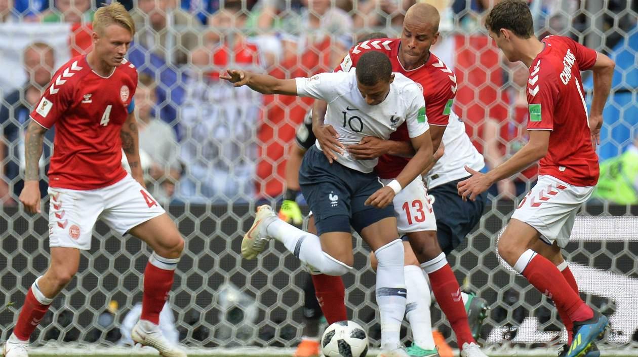  Kylian Mbappe ante la marca de los defensas daneses. 