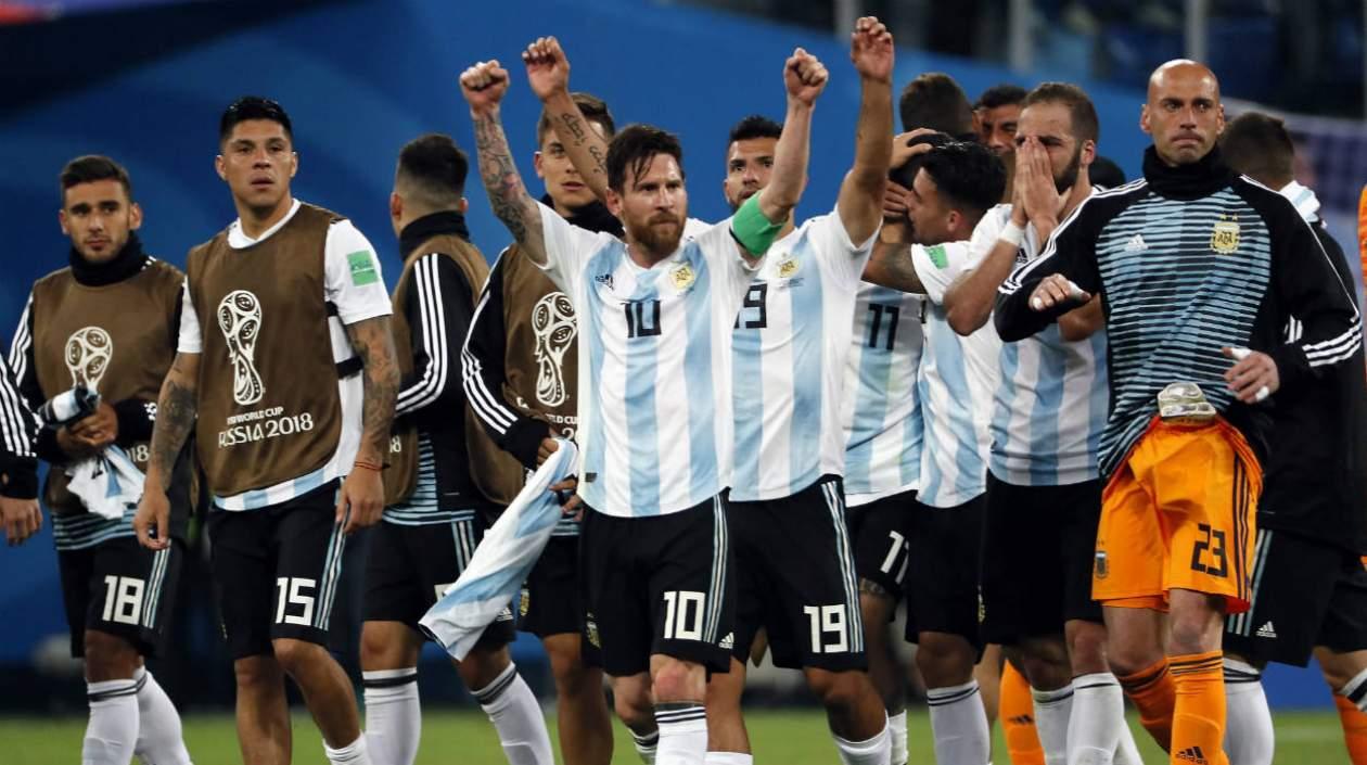 Lionel Messi celebra con sus compañeros tras la victoria. 