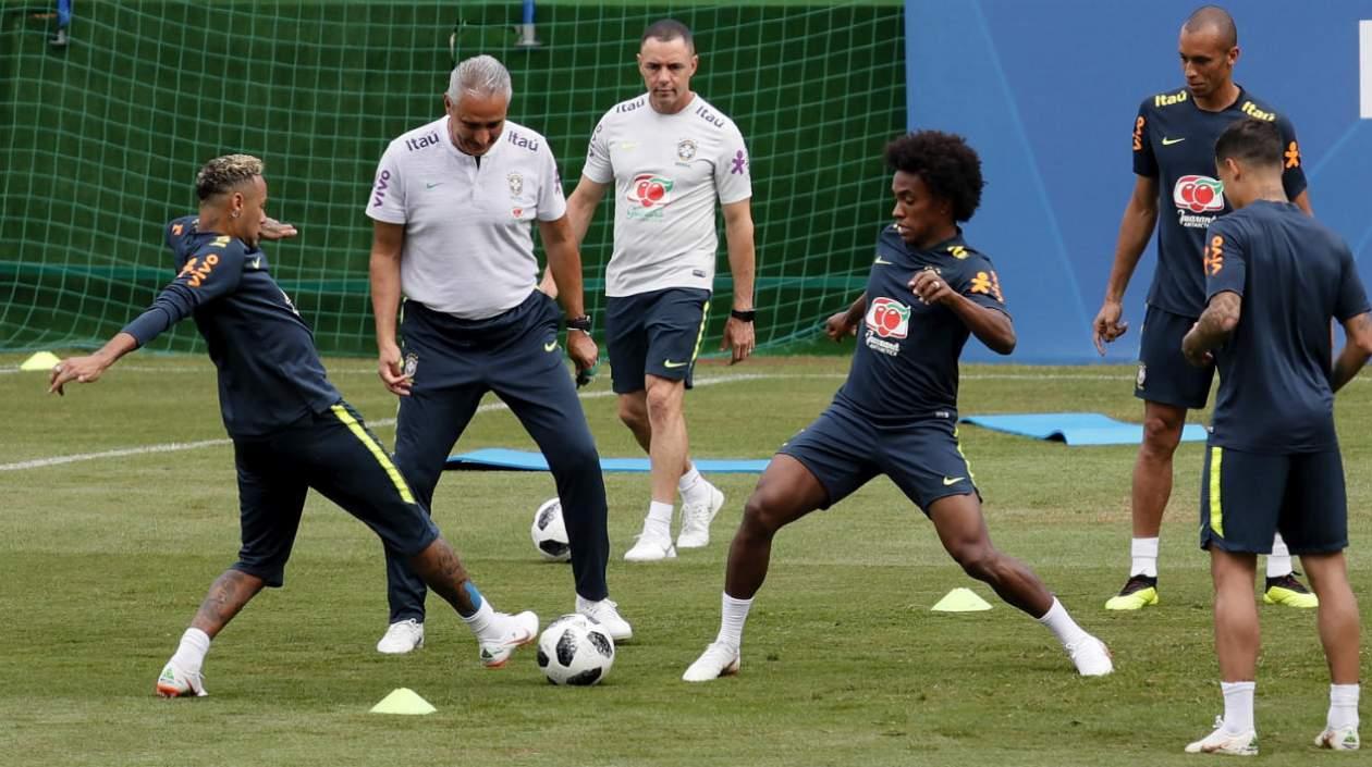 Neymar disputa la pelota con William, ante la mirada de Tite. 