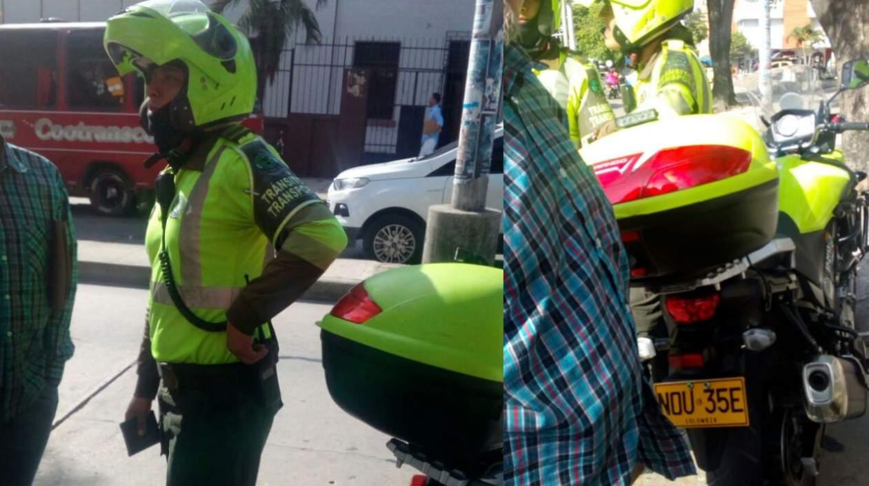 Los policías fueron fotografiados por los pasajeros del taxi.