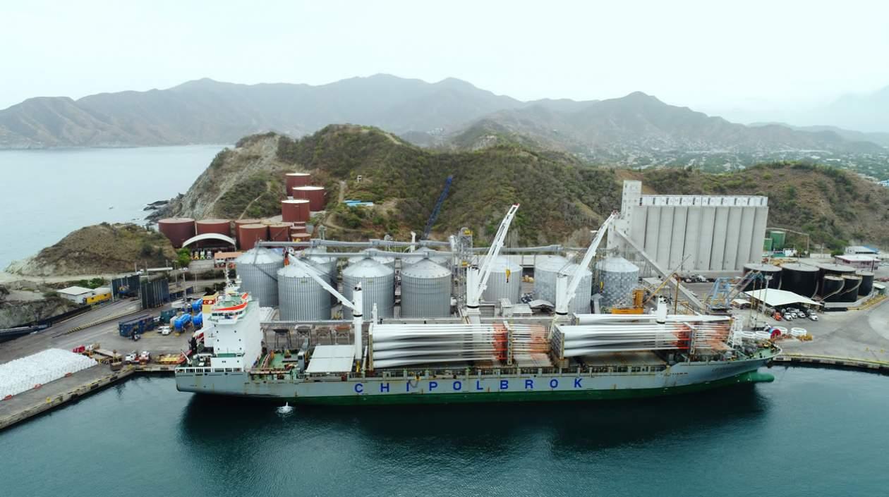 La carga pesada y extradimensionada entrando al puerto de Santa Marta