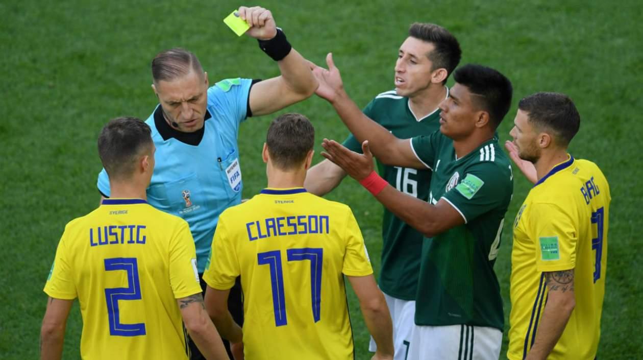 Néstor Pitana amonesta al mexicano Gallardo. 