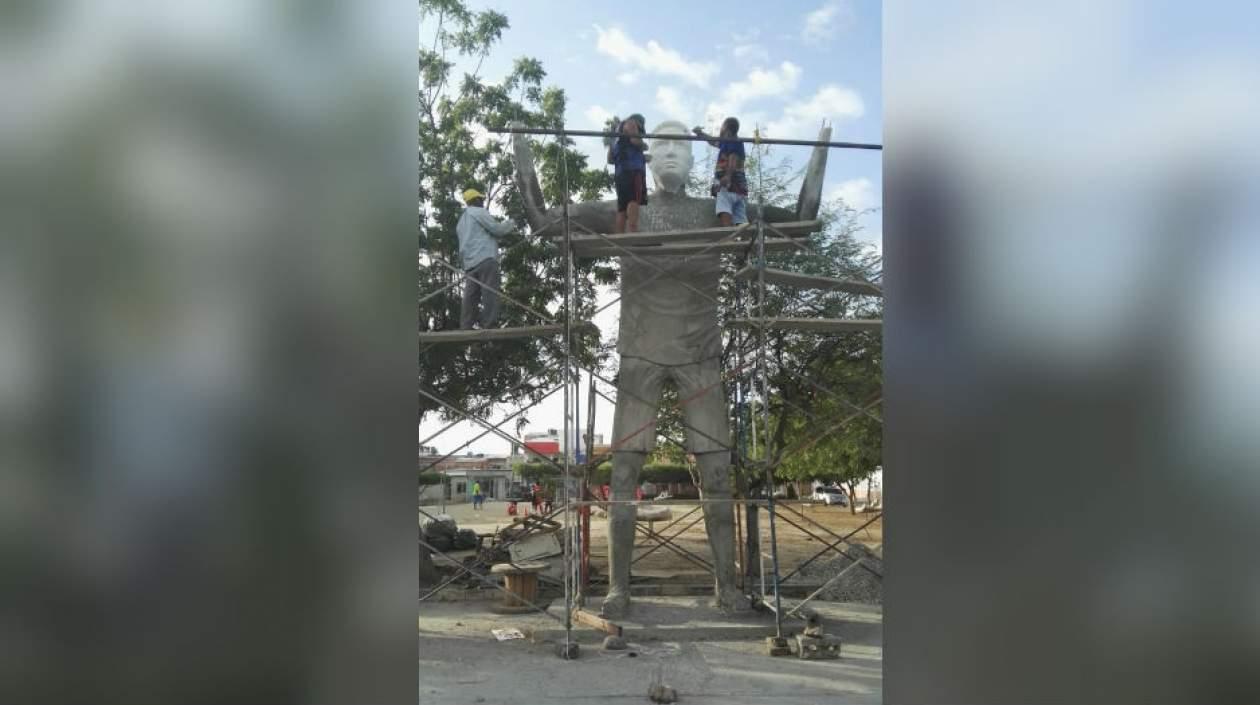 Esta es la estatua que construyen en Santa Marta para Falcao.