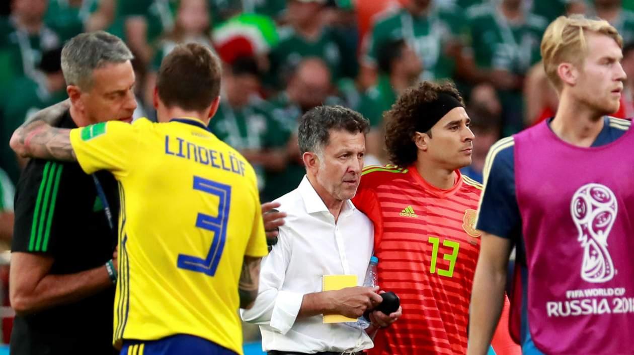Juan Carlos Osorio y Guillermo Ochoa, tras la derrota ante Suecia. 