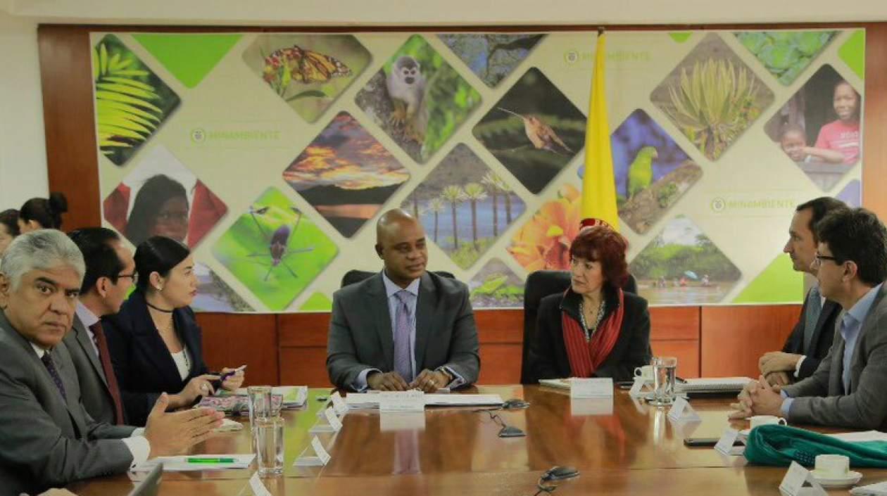 El Ministro de Ambiente, Luis Murillo junto a los equipos de empalme.