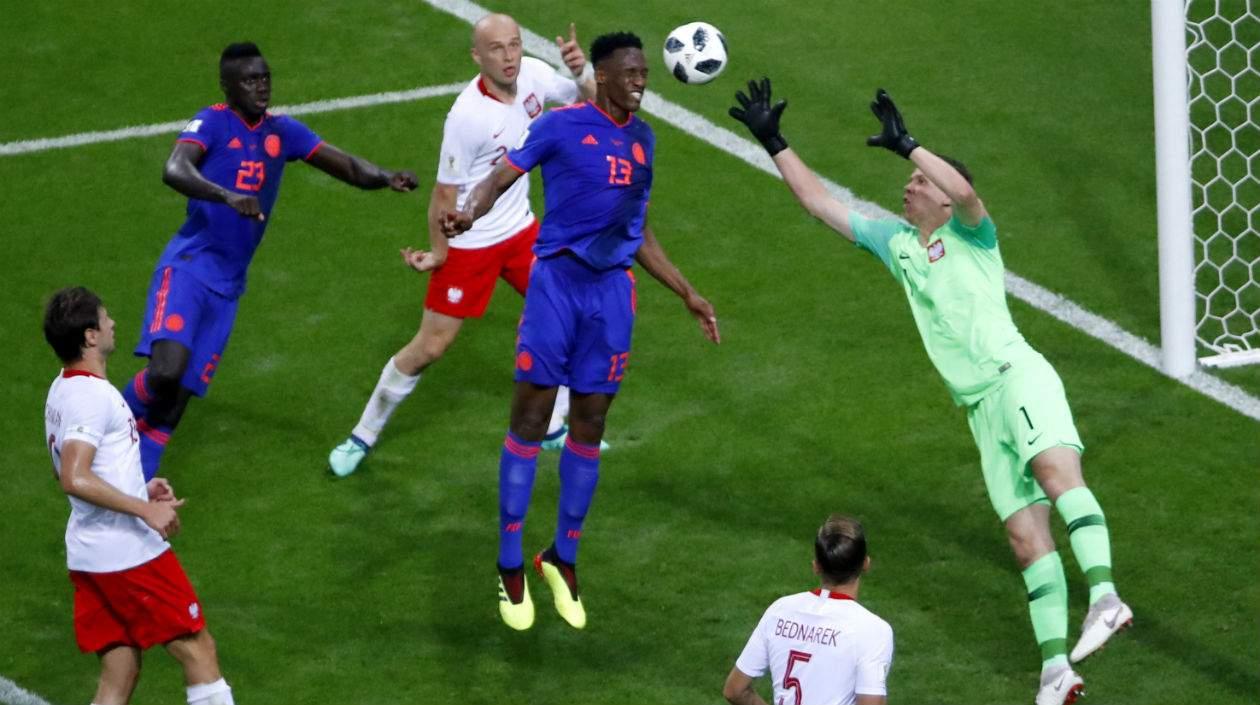 Yerry Mina anota de cabeza ante Polonia. 